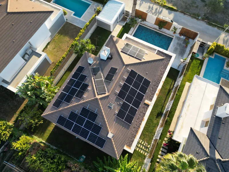 Alaçatı bölgesinde bir villa çatısına kurulmuş güneş enerjisi paneli dizisi