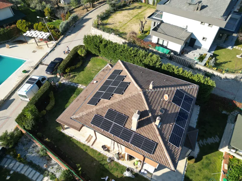 Alaçatı villa güneş enerjisi sisteminin farklı açıdan görünümü