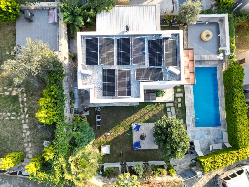 Bodrum’da 5 kW mahsuplaşmalı hibrit güneş enerjisi sisteminin çatı üstü kurulumu