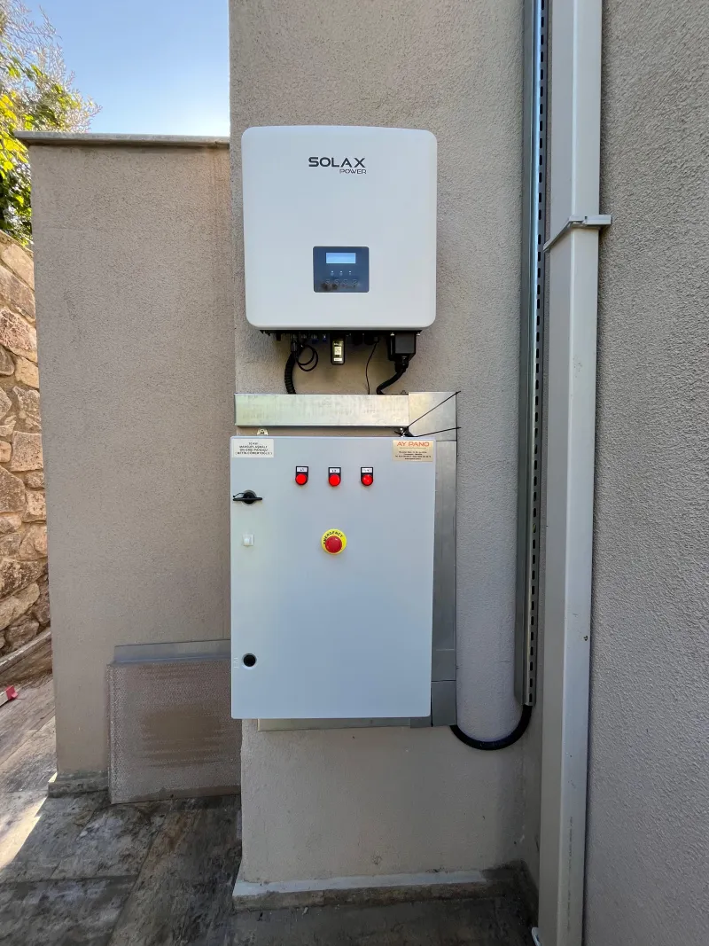Bodrum 5 kW hibrit güneş enerjisi sisteminin yakın plan çekimi