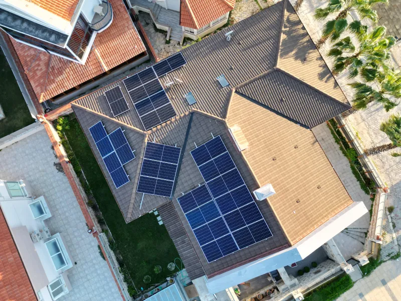 Çeşme’de 10 kW on-grid güneş enerjisi sisteminin çatı üstü kurulumu