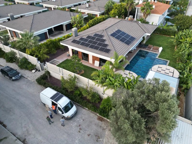 Çeşme bölgesinde bir çatıya kurulmuş hibrit güneş enerjisi sistemi