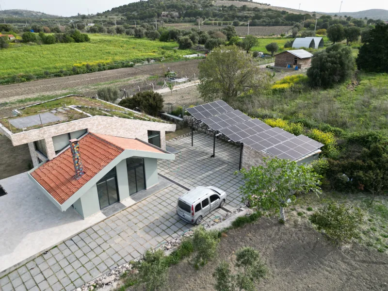 Çeşme’de şebekeden bağımsız çalışan off-grid güneş enerjisi sistemi