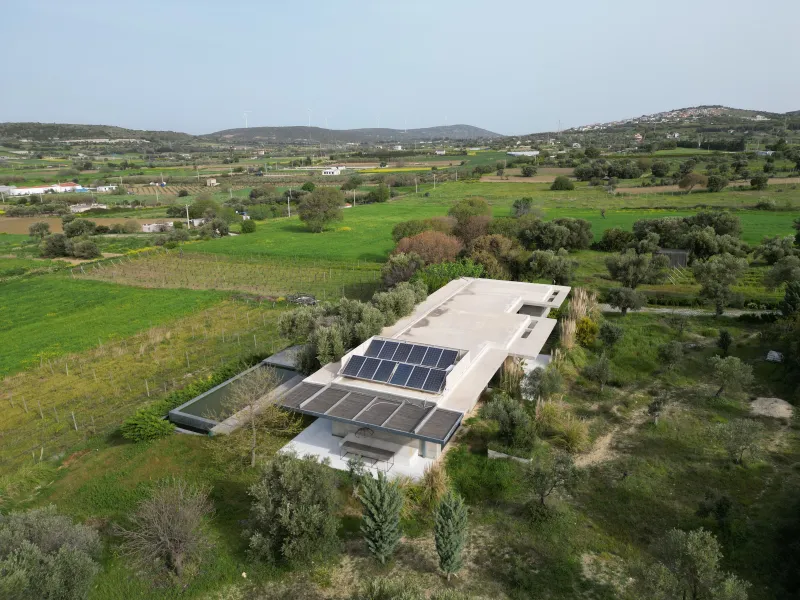 Çeşme’de off-grid güneş enerjisi sisteminin saha kurulumu