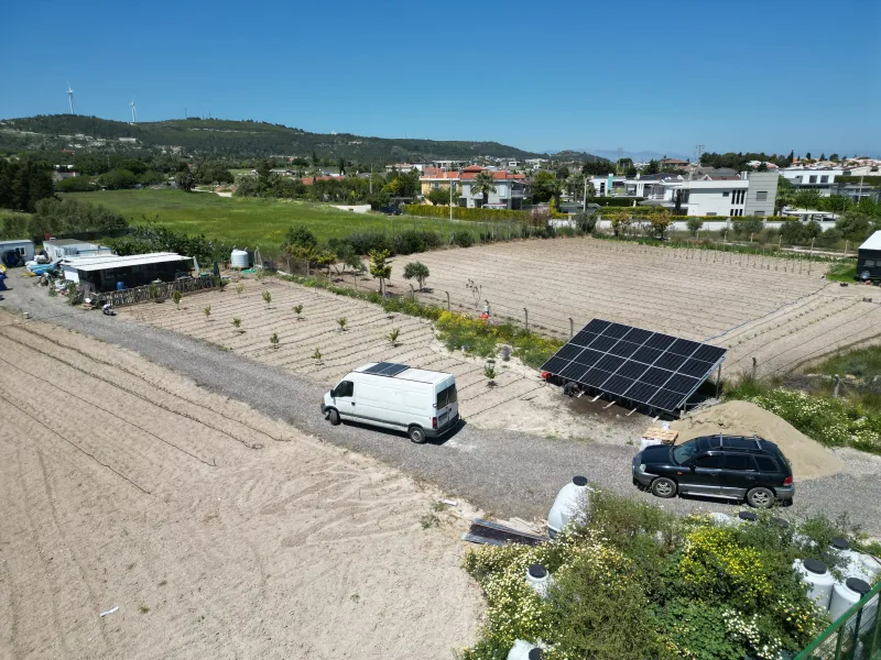 Çeşme’de off-grid güneş enerjisi sisteminin saha kurulumu