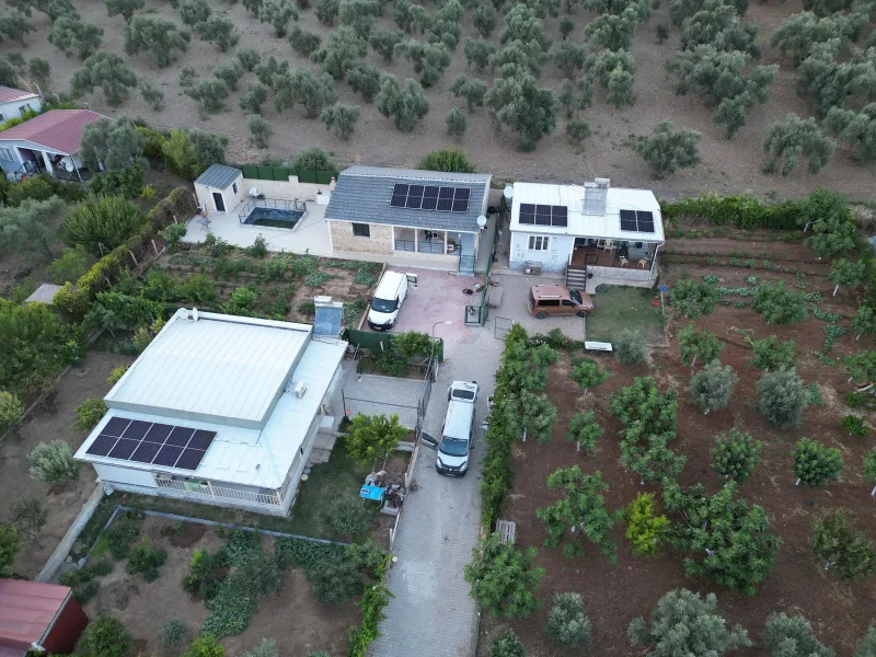 Hobi bahçeleri için hazırlanan off-grid güneş enerji sistemi kurulumları