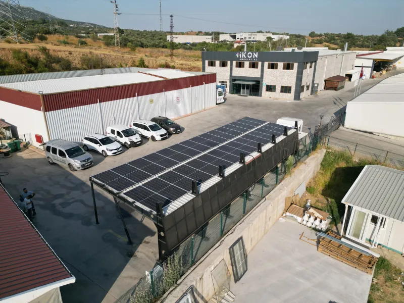 Kemalpaşa’da carport üstüne kurulmuş güneş enerjisi paneli dizisi