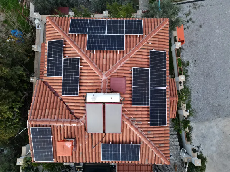 Marmaris’te 5 kW hibrit güneş enerjisi sisteminin çatı üstü kurulumu
