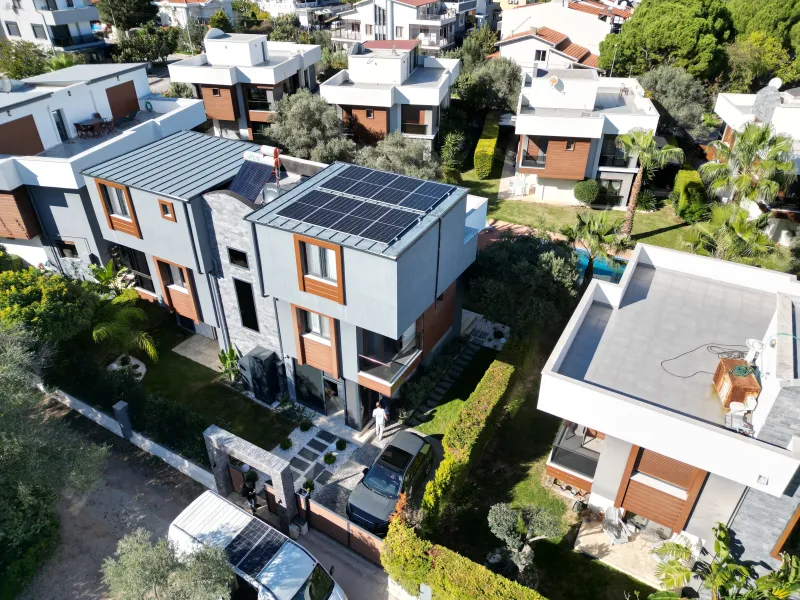 Urla’da bir çatıya kurulmuş hibrit güneş enerjisi paneli dizisi