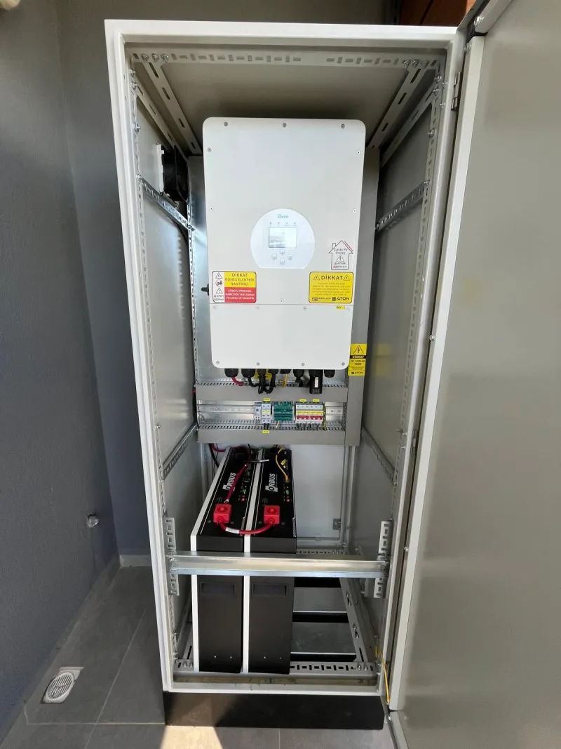 Aton Enerji Urla hibrit GES referans projesinden Deye inverter, koruma panosu ve batarya bloğu