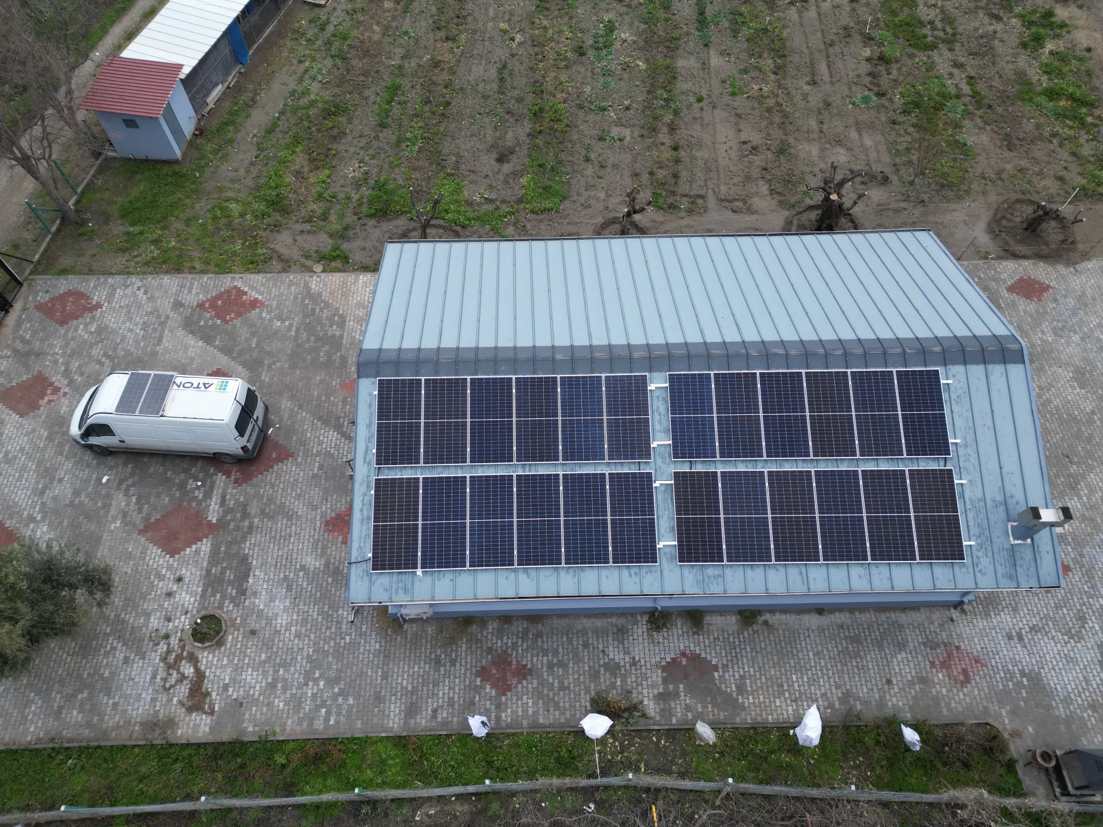 Hibrit güneş enerjisi sistemi — inverter, batarya ve tesis panosu